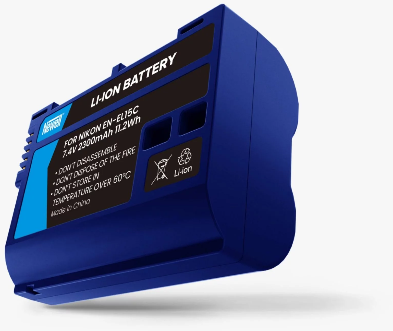 Eine blaue Li-Ion-Batterie mit schwarzem Etikett und Text, weißer Hintergrund. Es ist eine Batterie.