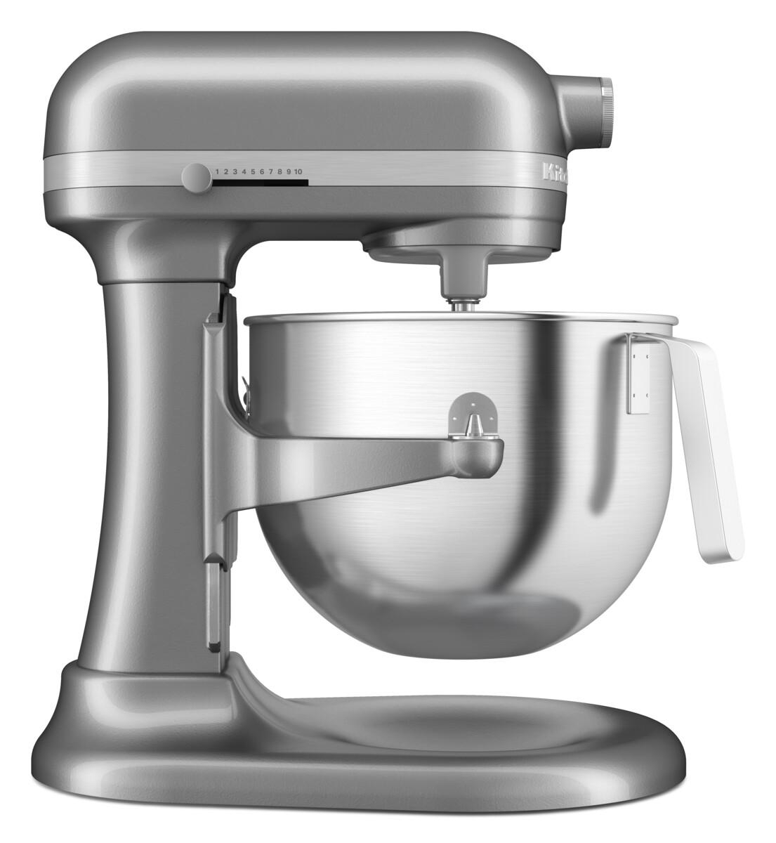 Ein silberner KitchenAid-Küchenmixer. Er steht auf weißem Hintergrund und zeigt den Mixer und die Schüssel.