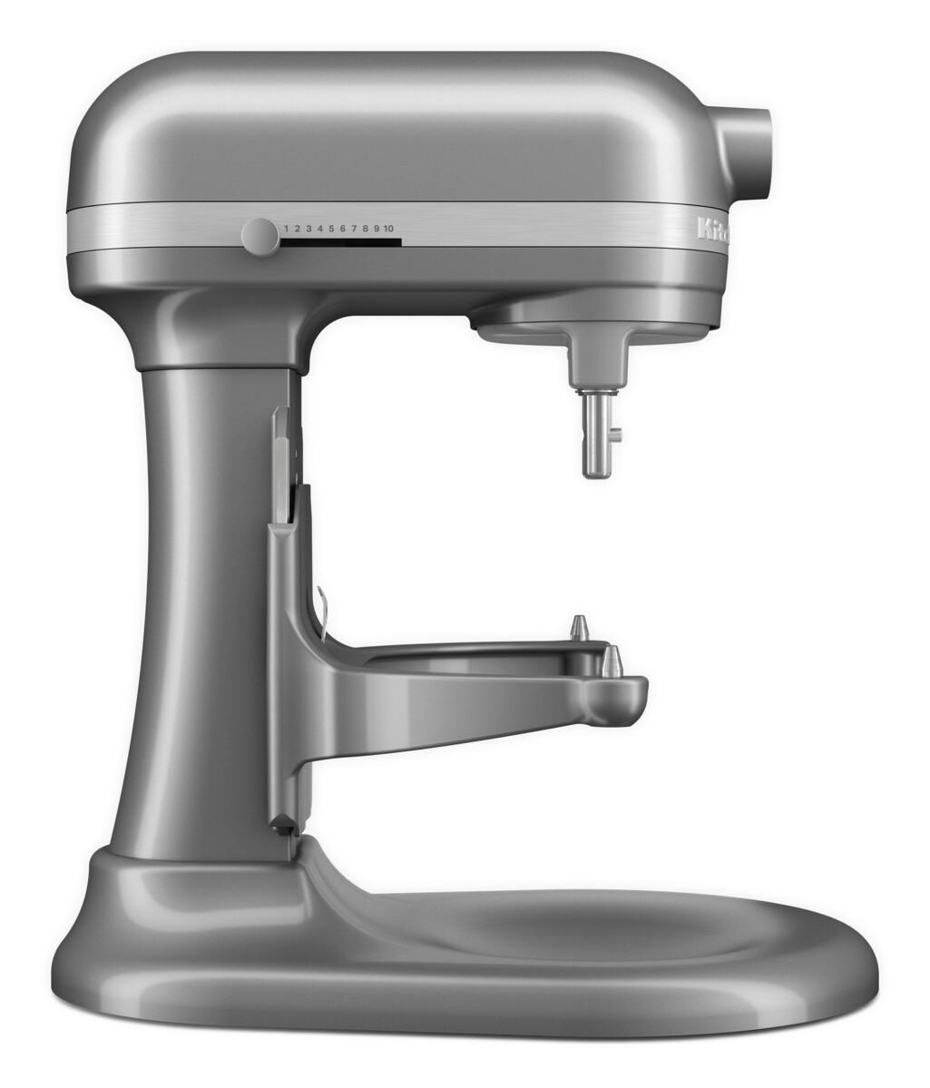 Ein silberfarbener KitchenAid-Küchenmixer vor weißem Hintergrund.