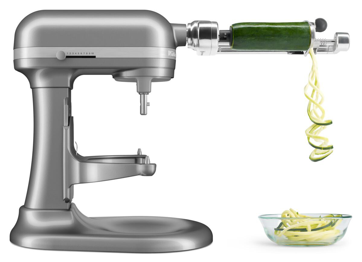 KitchenAid Mixer mit Spiralschneider-Aufsatz. Zucchini wird in eine Schüssel geschnitten.