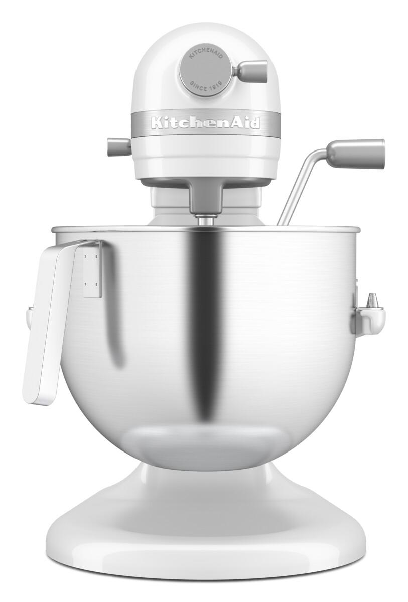 Ein weißer KitchenAid-Küchenmixer auf weißem Hintergrund. Der Mixer hat ein klassisches Design.