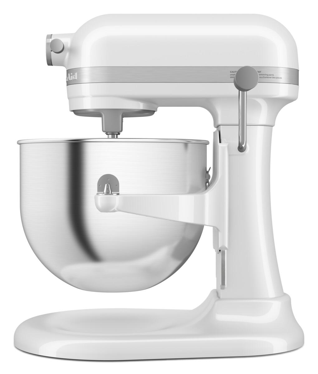 Weißer KitchenAid-Mixer mit silberner Schüssel, auf Weiß.