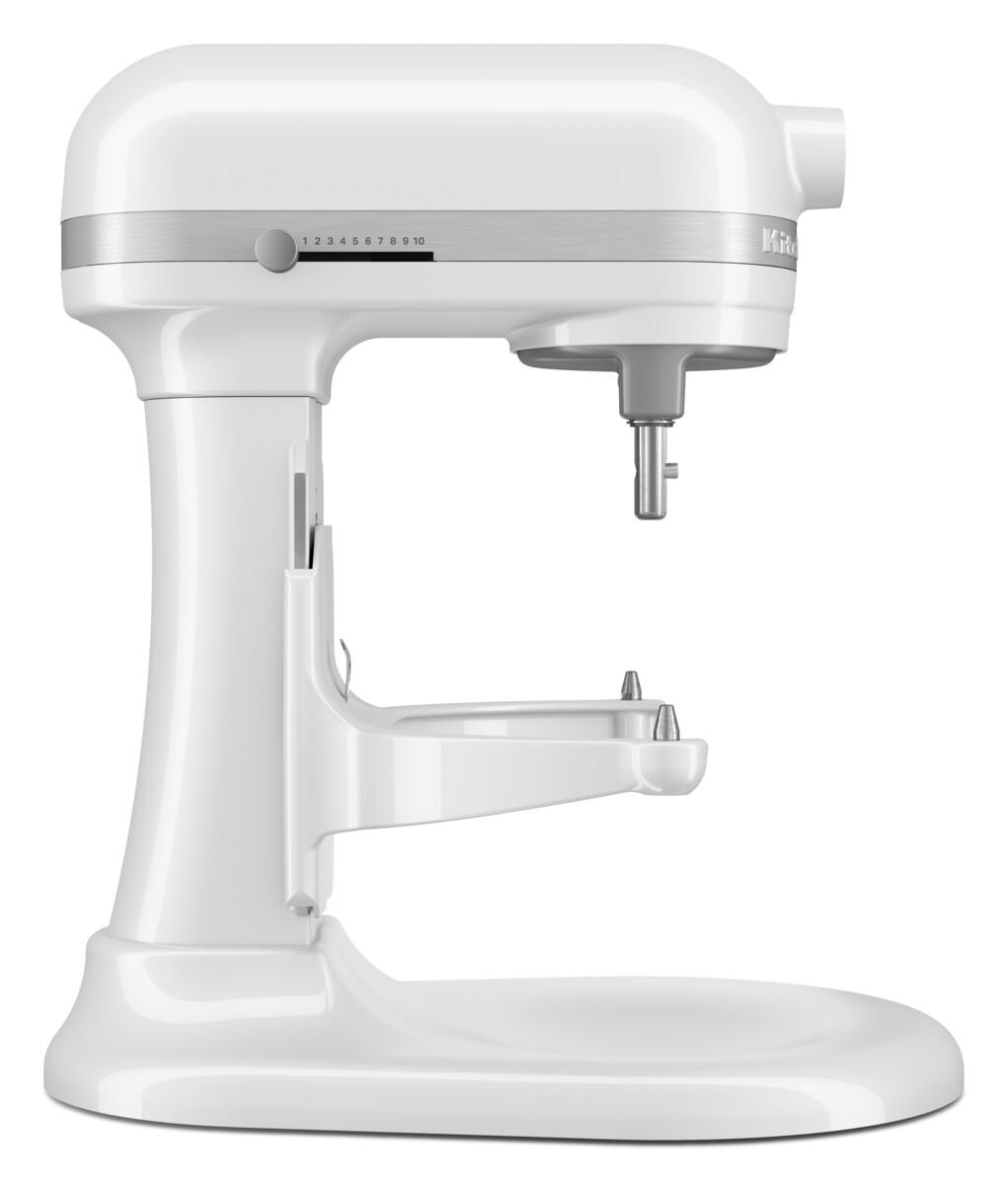 Ein weißer KitchenAid Küchenmixer, schräge Ansicht. Der Schüsselanschlussbereich ist sichtbar.