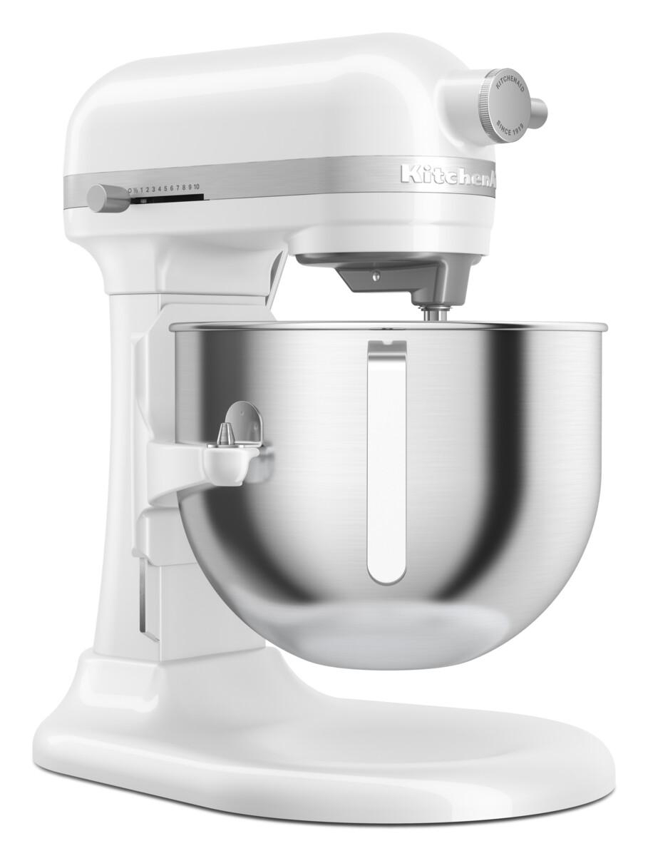 Weißer KitchenAid-Küchenmixer auf weißem Hintergrund. Der Mixer hat eine silberne Schüssel und Aufsätze.