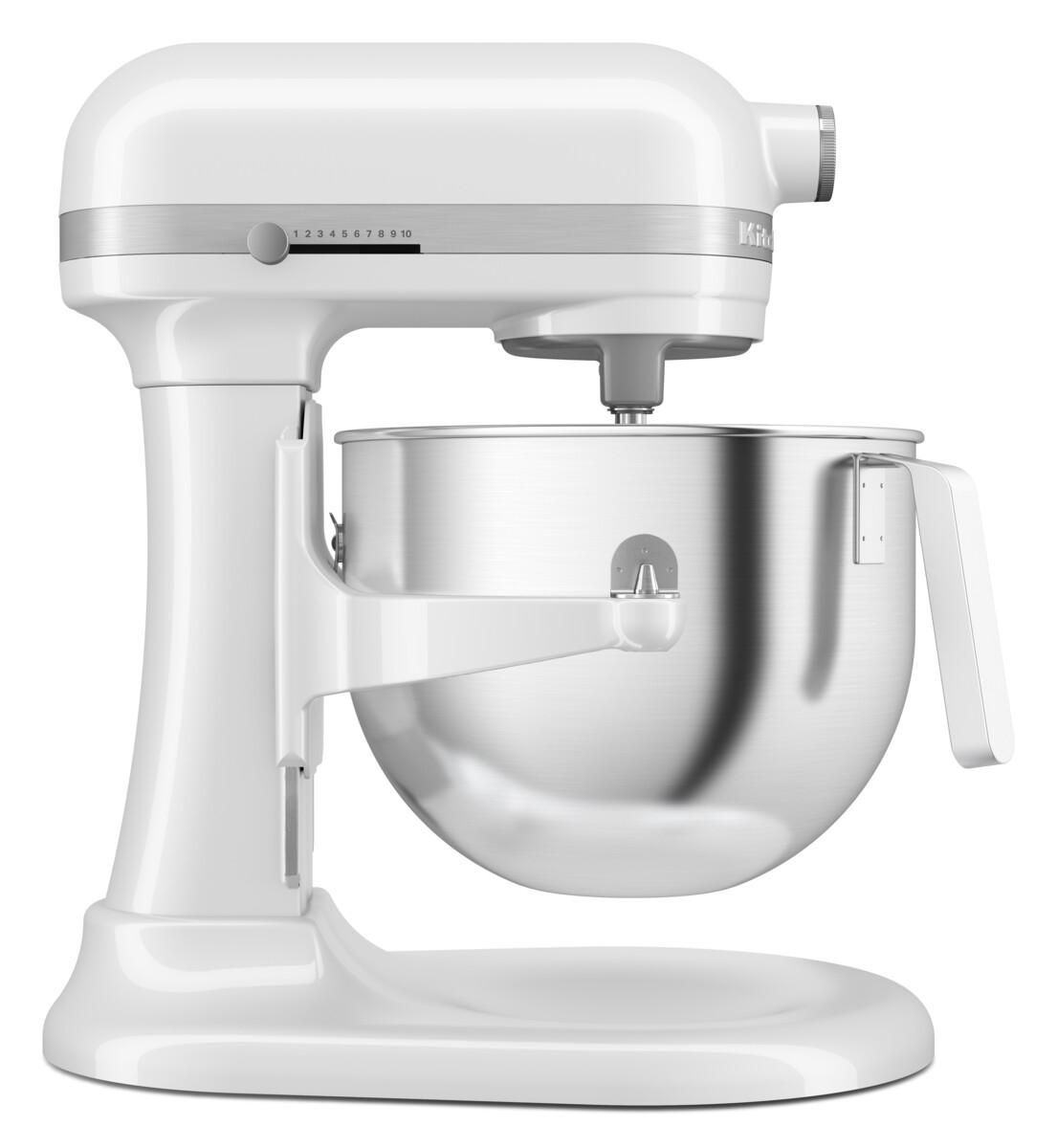 Weißer KitchenAid-Mixer mit glänzender Metallschüssel.