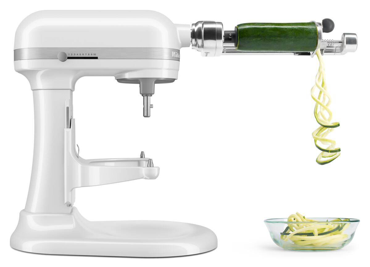 Ein weißer KitchenAid-Küchenmixer mit einem Zucchinispiralisierer-Aufsatz und einer Glasschüssel.