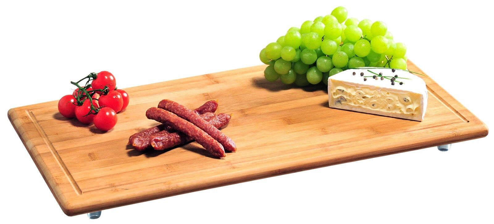 Tabla de cortar de bambú con tomates, salchichas, uvas y queso. Fondo blanco.