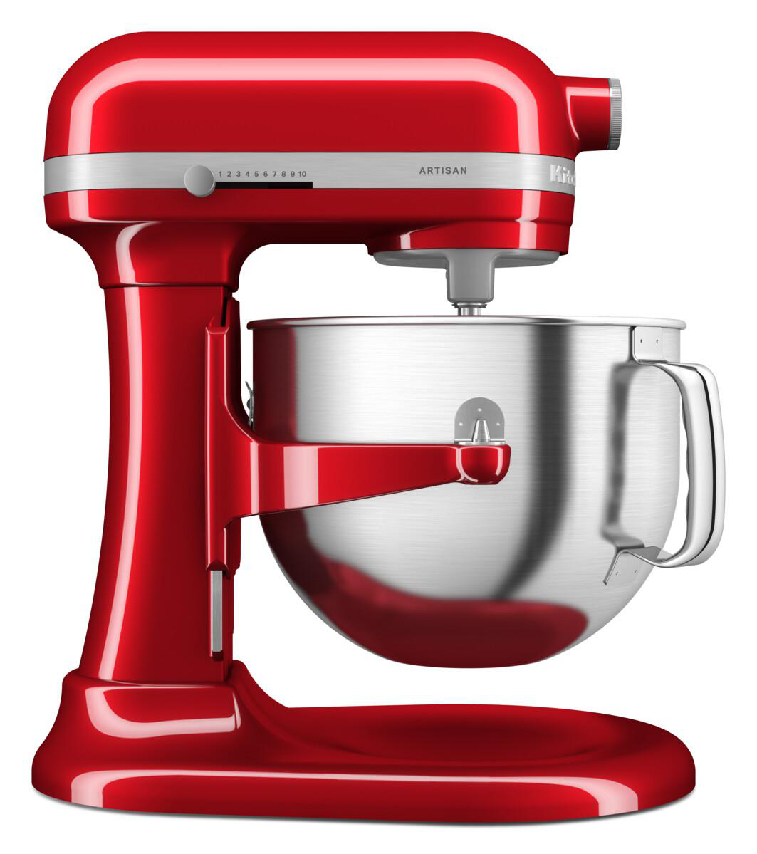 Roter KitchenAid Standmixer. Er hat eine Edelstahlschüssel und einen silbernen Geschwindigkeitsregler.