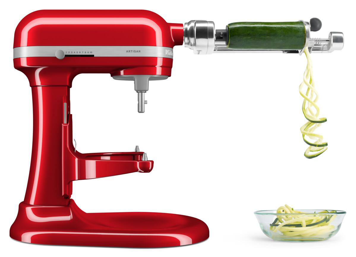 Roter KitchenAid-Mixer mit Spiralschneider, der Zucchin Nudeln herstellt.