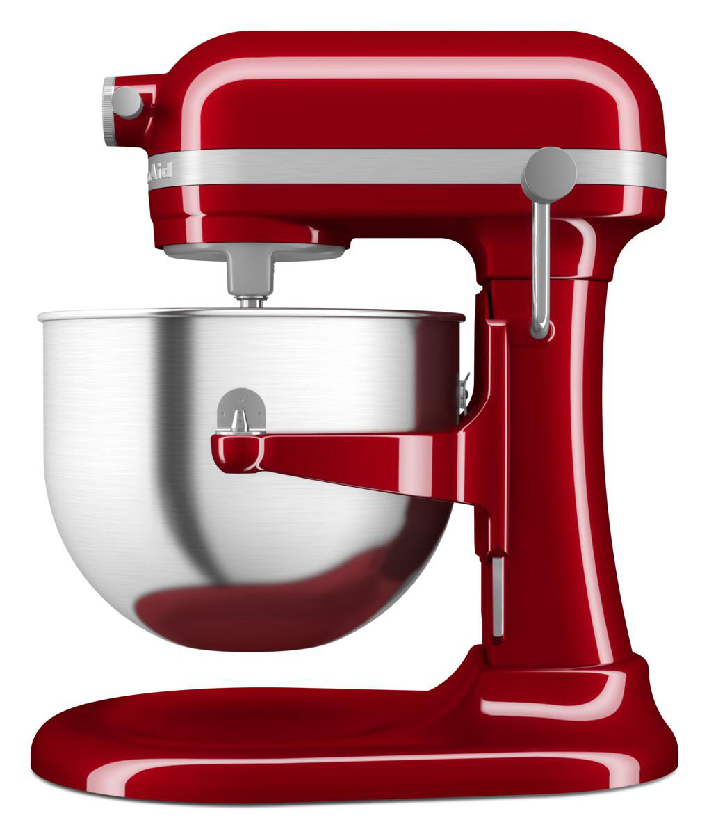 Ein roter KitchenAid-Küchenmixer mit einer silbernen Schüssel, weißer Hintergrund.