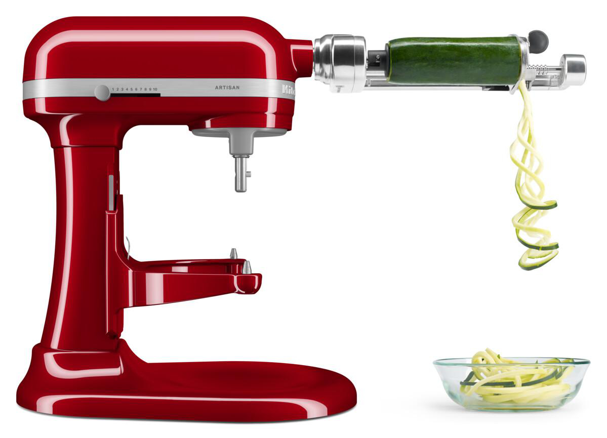 Roter KitchenAid-Mixer mit Zucchini-Spiralschneider-Aufsatz, mit Zucchinispiralen.