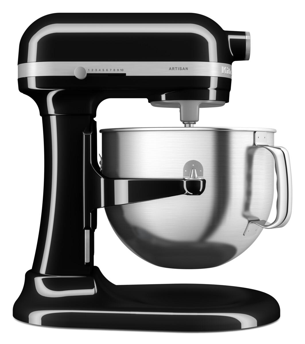 Schwarzer KitchenAid-Küchenmixer vor weißem Hintergrund. Er hat eine Edelstahlschüssel und ein Kippkopf-Design.