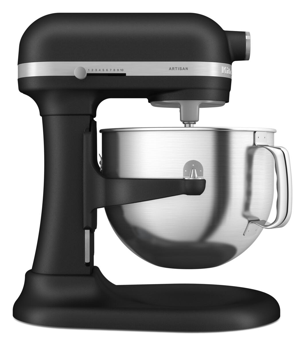 Schwarze KitchenAid Küchenmaschine. Sie steht auf einer weißen Oberfläche und hat eine Edelstahlschüssel.