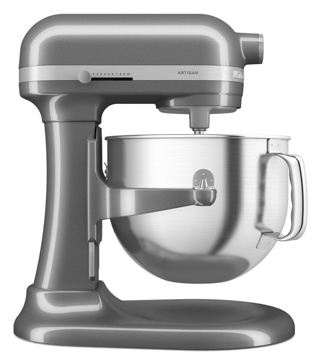 Graue KitchenAid Küchenmaschine. Sie steht auf einer weißen Oberfläche und hat eine Edelstahlschüssel.