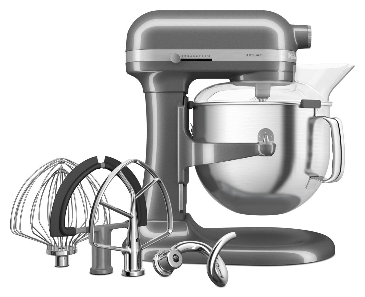 Graue KitchenAid Küchenmaschine mit mehreren Aufsätzen, darunter ein Schneebesen, ein Rührer und ein Knethaken.