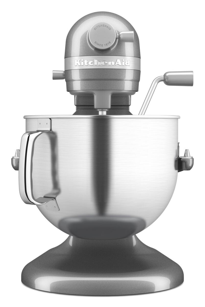 Silberner KitchenAid-Mixer mit Metallschüssel, Griff und Oberseite.