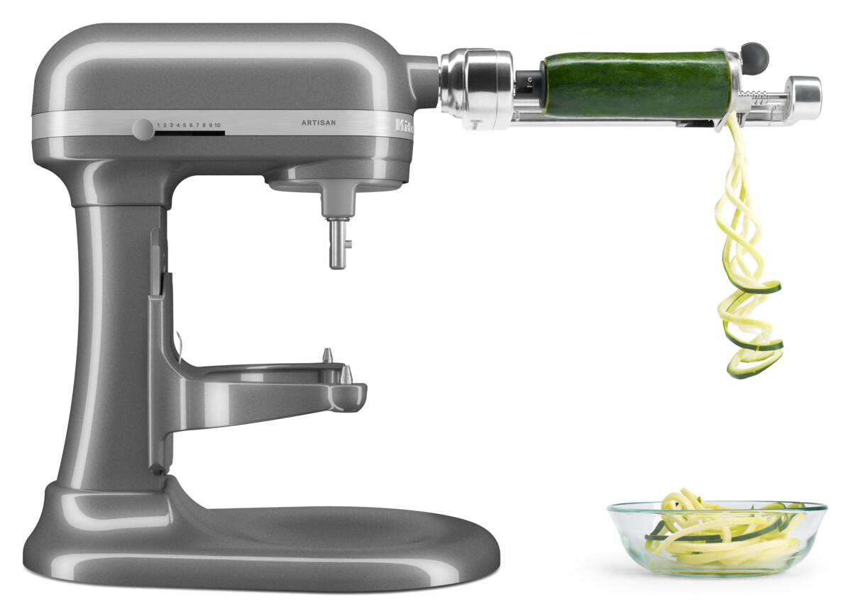 Grauer Küchenmixer mit Spiralschneider. Zucchini wird zu Nudeln spiralisiert. Glasschüssel.