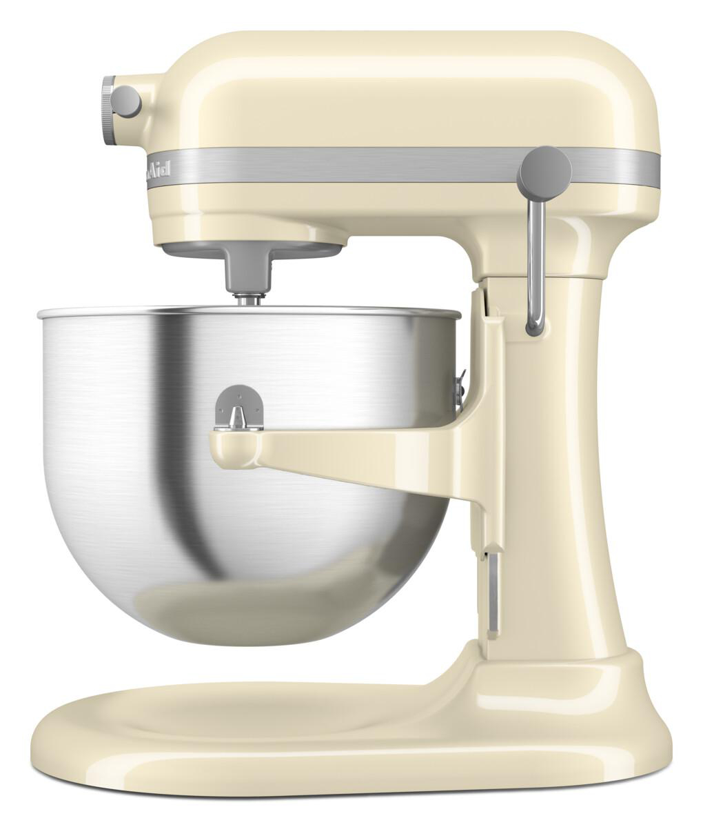 Ein cremefarbener KitchenAid Standmixer mit einer Edelstahlschüssel auf weißem Hintergrund.