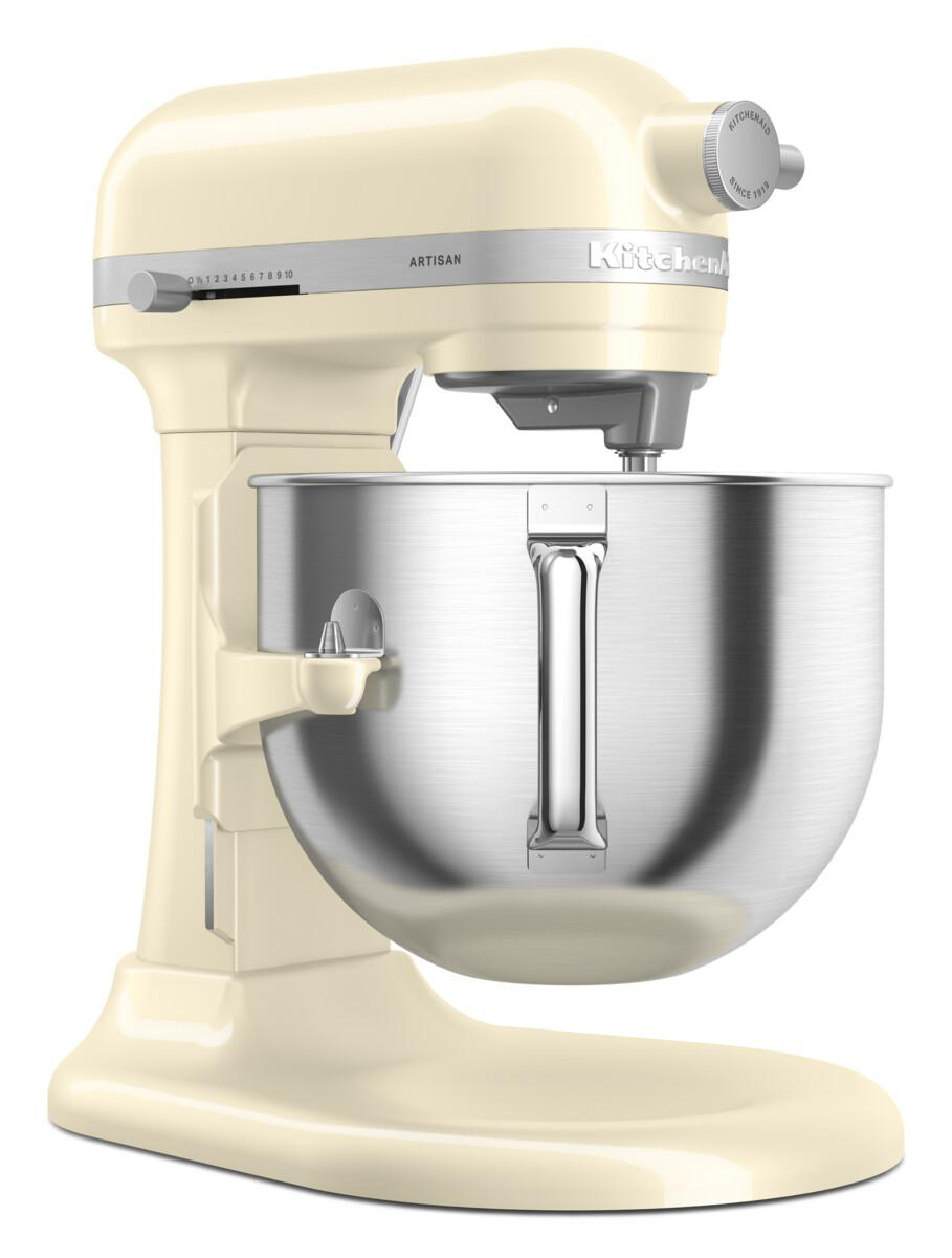 Ein cremefarbener KitchenAid Küchenmixer mit einer Edelstahlschüssel, von der Seite gesehen.