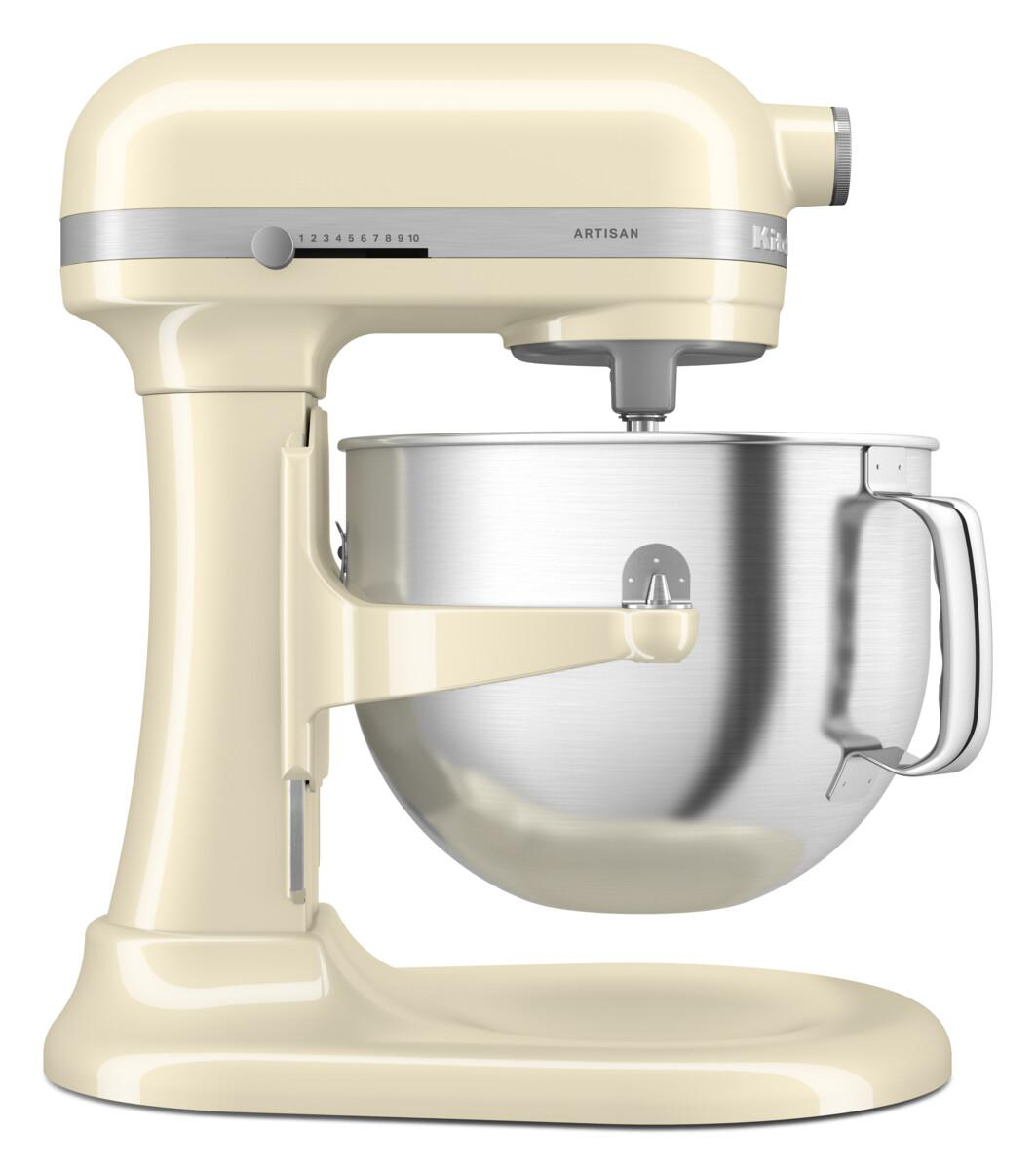 Ein cremefarbener KitchenAid-Küchenmixer vor weißem Hintergrund.