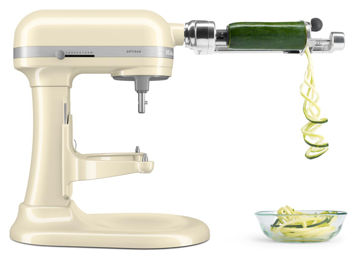 Cremefarbener KitchenAid-Mixer mit Zucchini-Spiralschneider-Aufsatz, mit Zucchinispiralen.