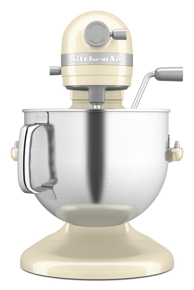 Cremefarbener KitchenAid Küchenmixer. Die Edelstahlschüssel ist vorne. Das Gehäuse ist sichtbar.