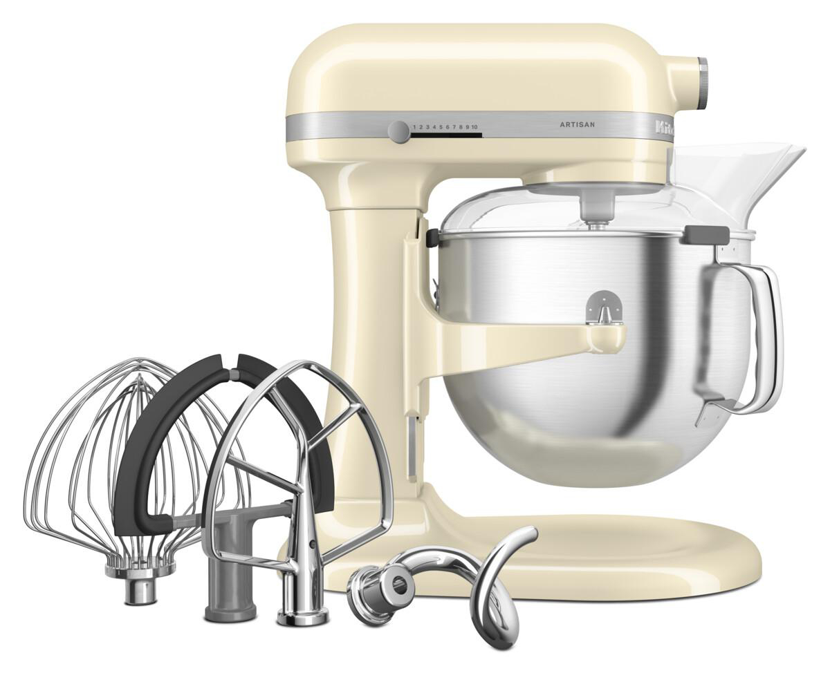 Ein cremefarbener Küchenmixer mit Aufsätzen auf weißem Hintergrund.
