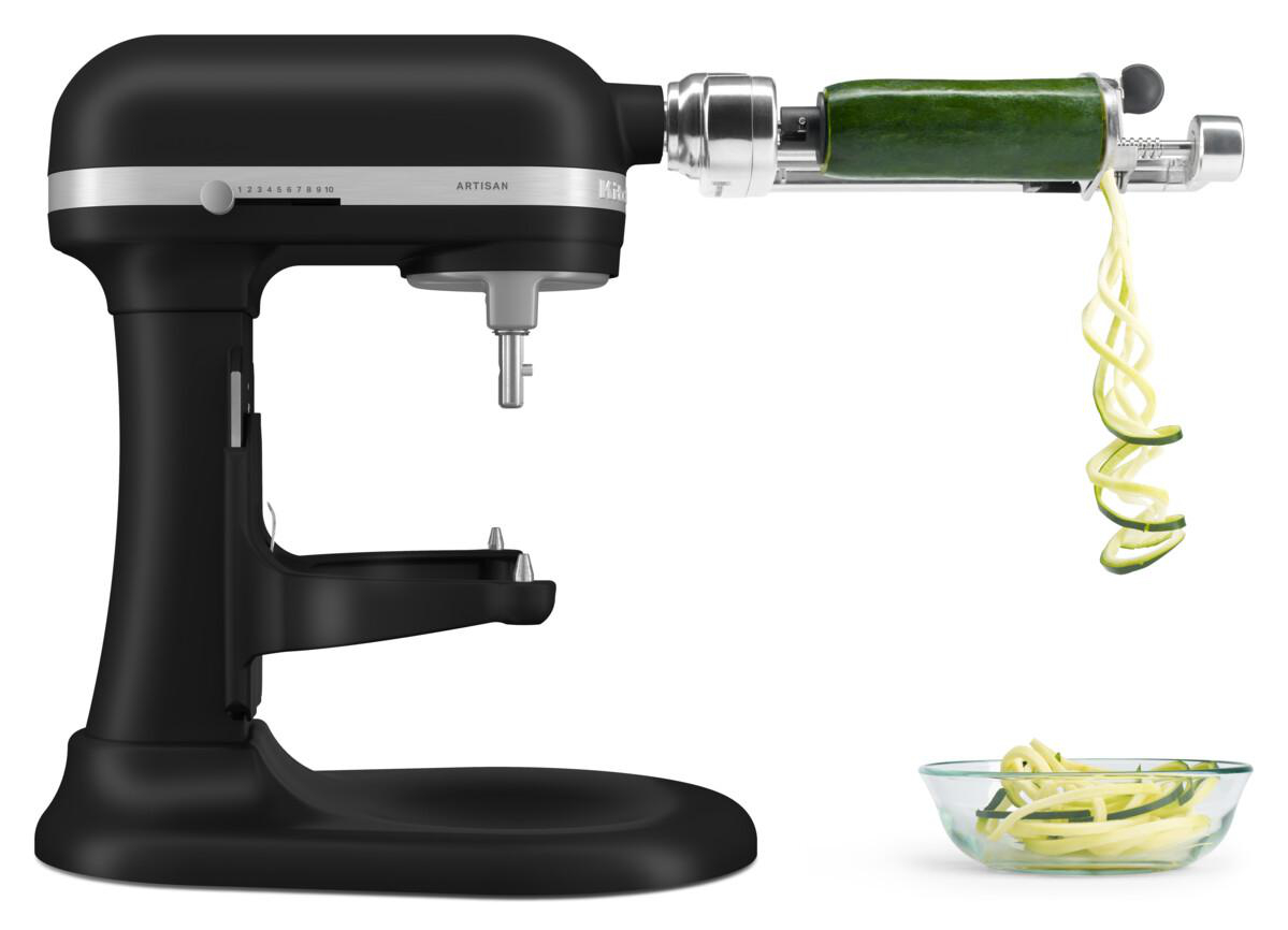 Schwarzer KitchenAid Mixer mit einem Spiralschneider-Aufsatz, der Zucchin-Nudeln herstellt.
