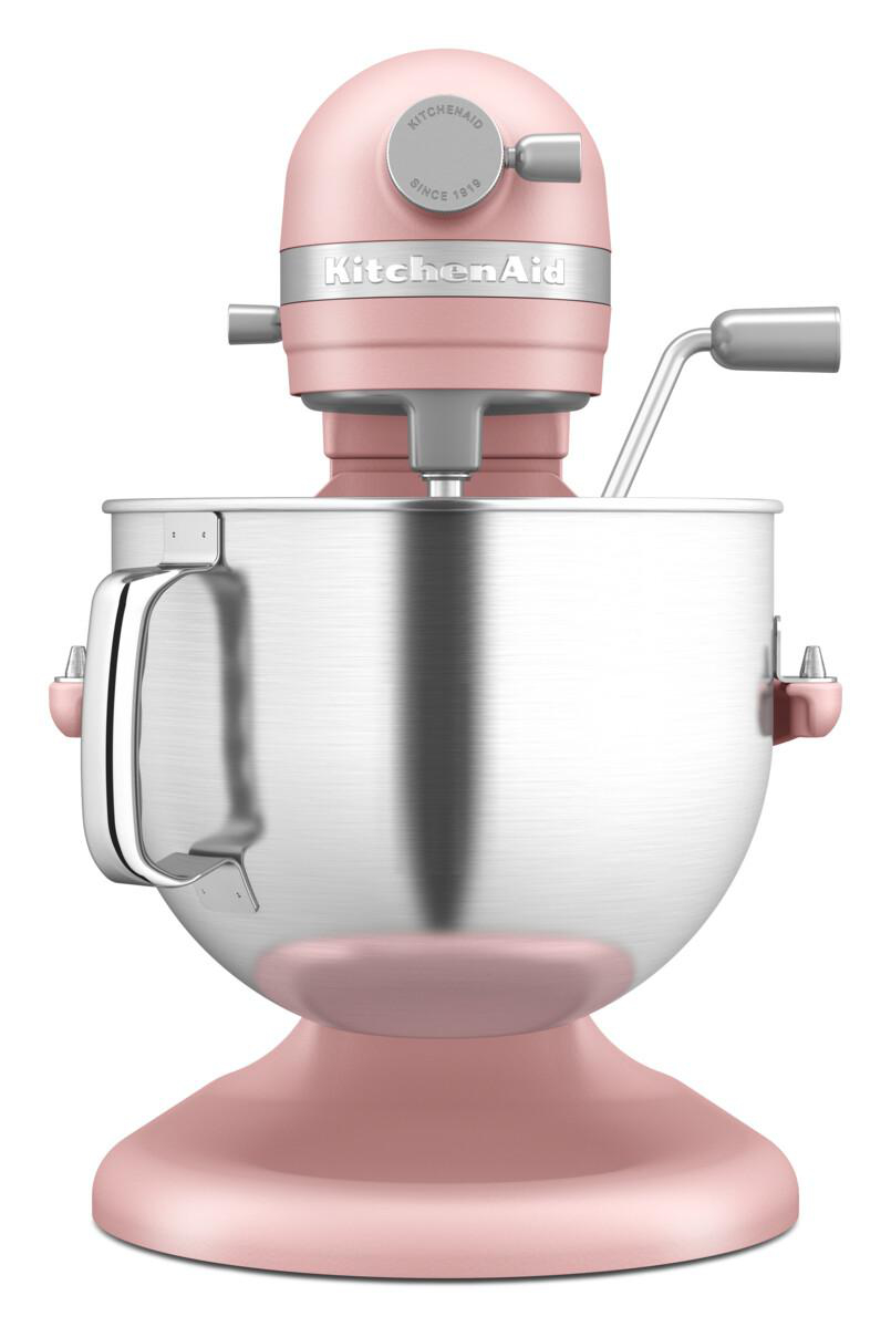 Rosa KitchenAid-Mixer. Edelstahl-Schüssel, weißer Hintergrund.