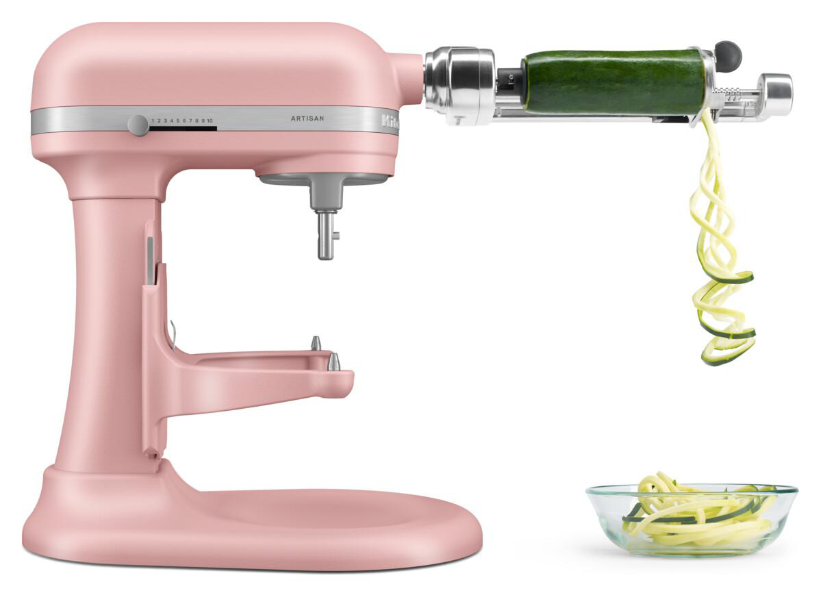 Rosa KitchenAid mit Zucchini-Spiralschneider. Zucchini-Spiralen in einer Schüssel.
