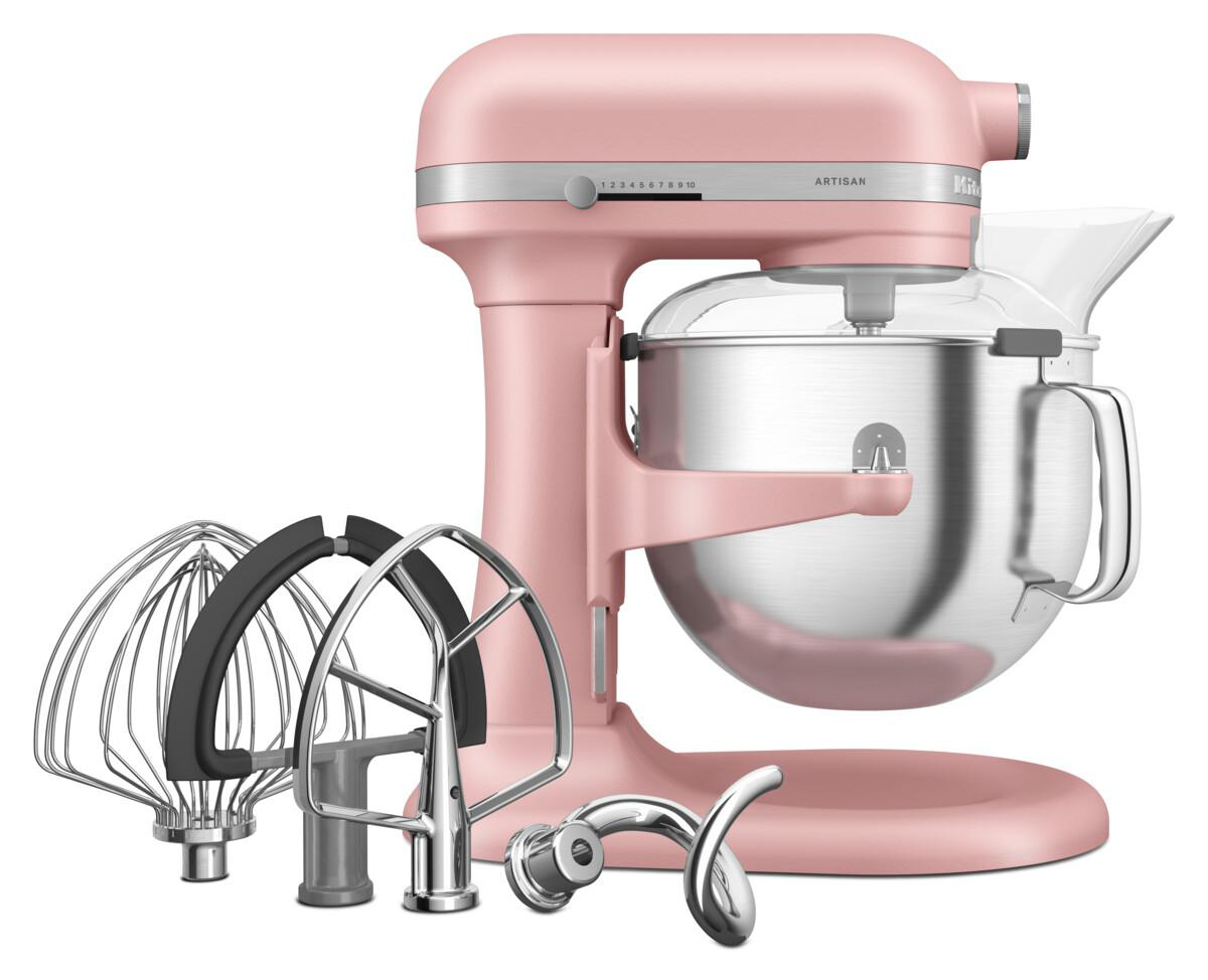 Rosa KitchenAid-Küchenmaschine mit Aufsätzen. Enthält einen Schneebesen, einen Knethaken und anderes Zubehör.