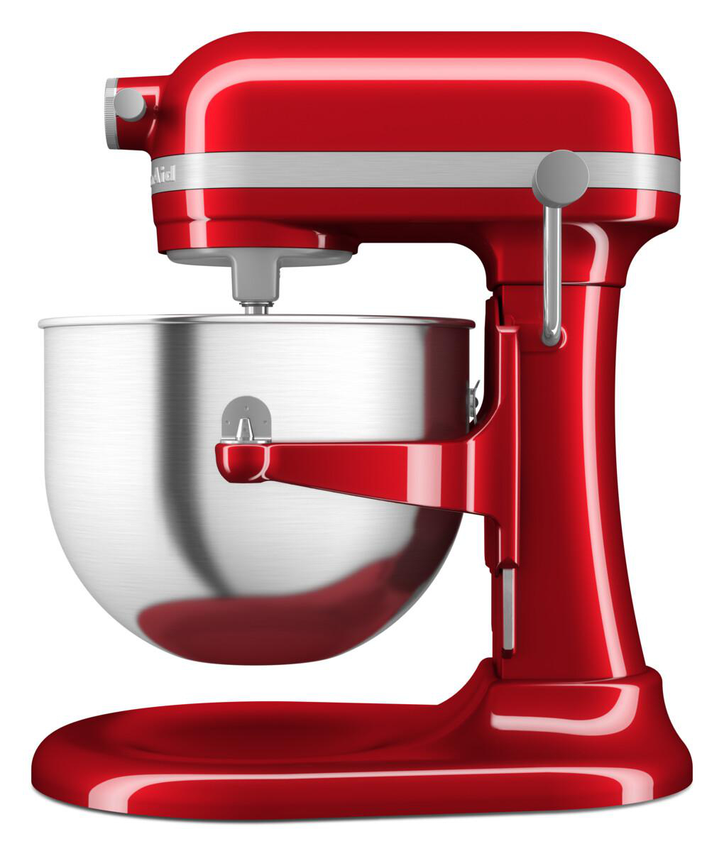 Ein roter KitchenAid-Küchenmixer auf weißem Hintergrund. Der Mixer hat ein klassisches Design.