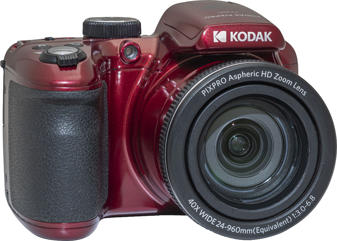 Piros Kodak digitális fényképezőgép objektívvel. Kodak logóval. Fekete háttér előtt izolálva. Közeli.