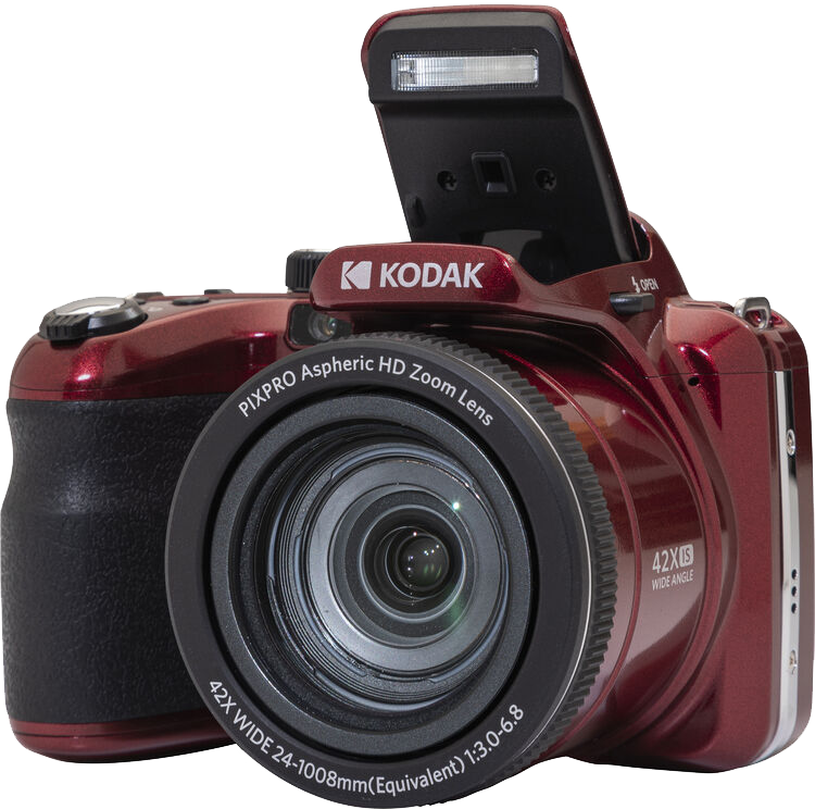 Egy piros Kodak fényképezőgép látható objektívvel és vakuval. Fehér felületen van.