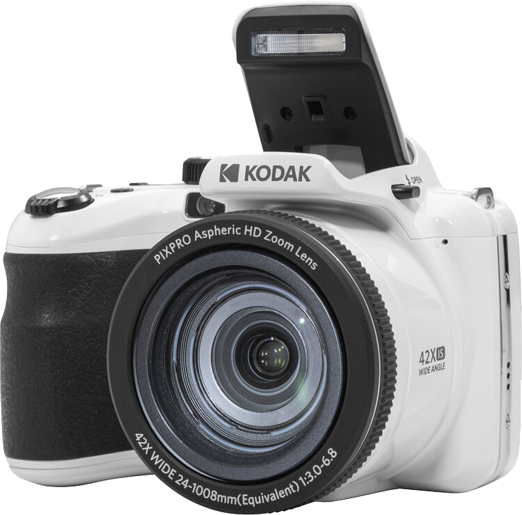 Fehér Kodak fényképezőgép nyitott vakuval. Fekete objektív, ferde nézet, fehér háttér.