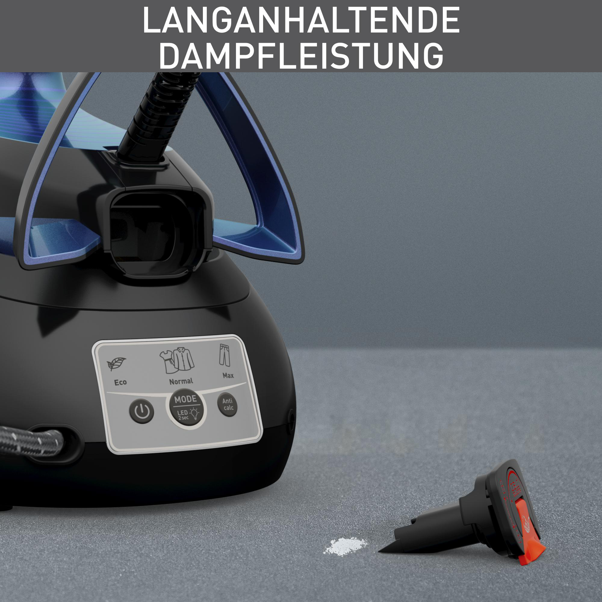 Nahaufnahme eines schwarz-blauen Dampfbügeleisens mit dem Text 'LANGANHALTENDE DAMPFLEISTUNG'.