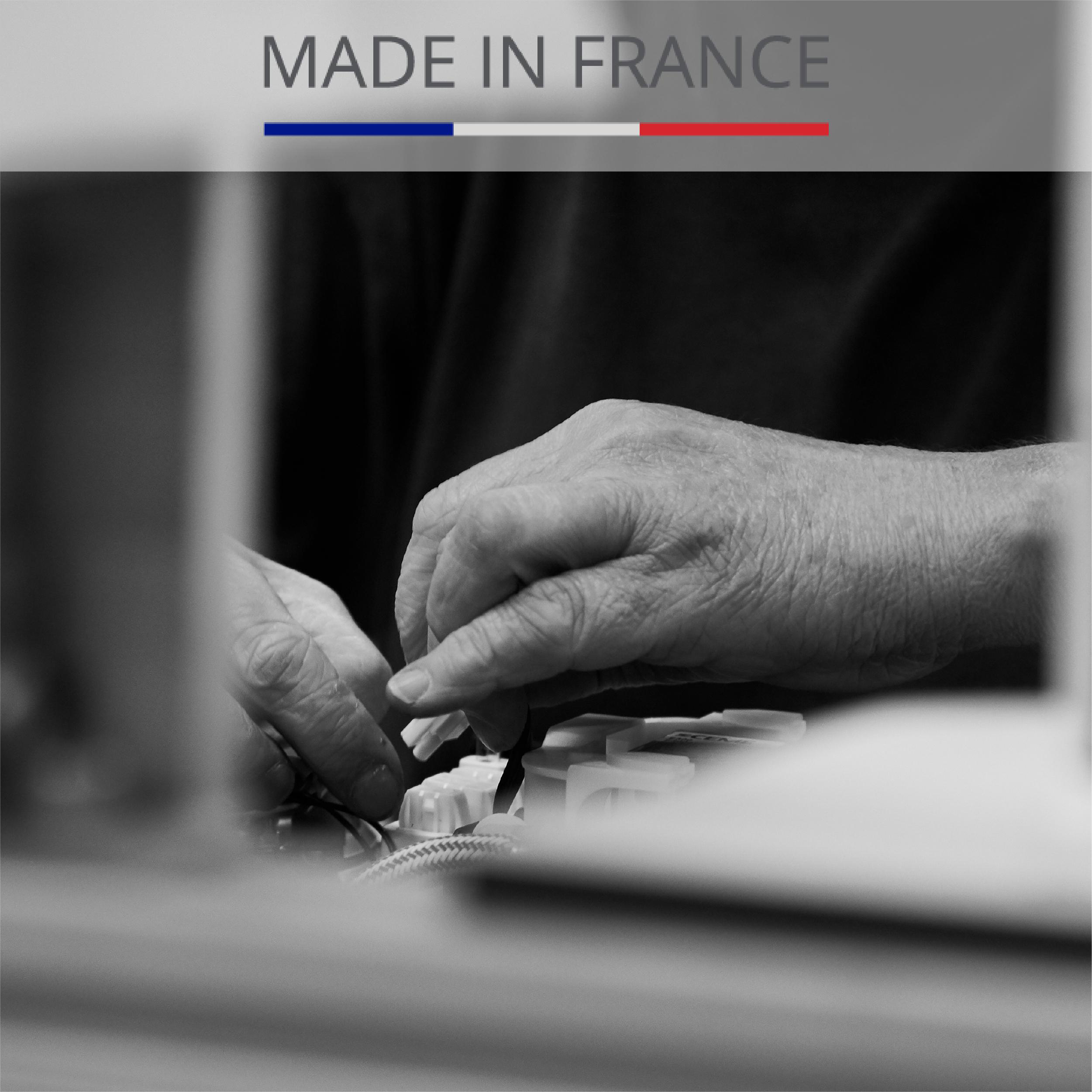 Hände bearbeiten ein weißes Objekt. Made in France-Logo oben.