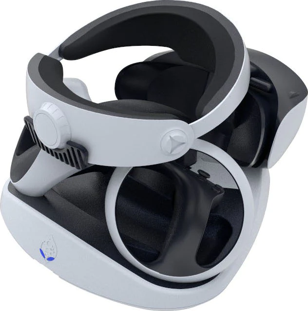 Un visore VR bianco e nero su una stazione di ricarica, che mostra la parte superiore e anteriore del dispositivo.