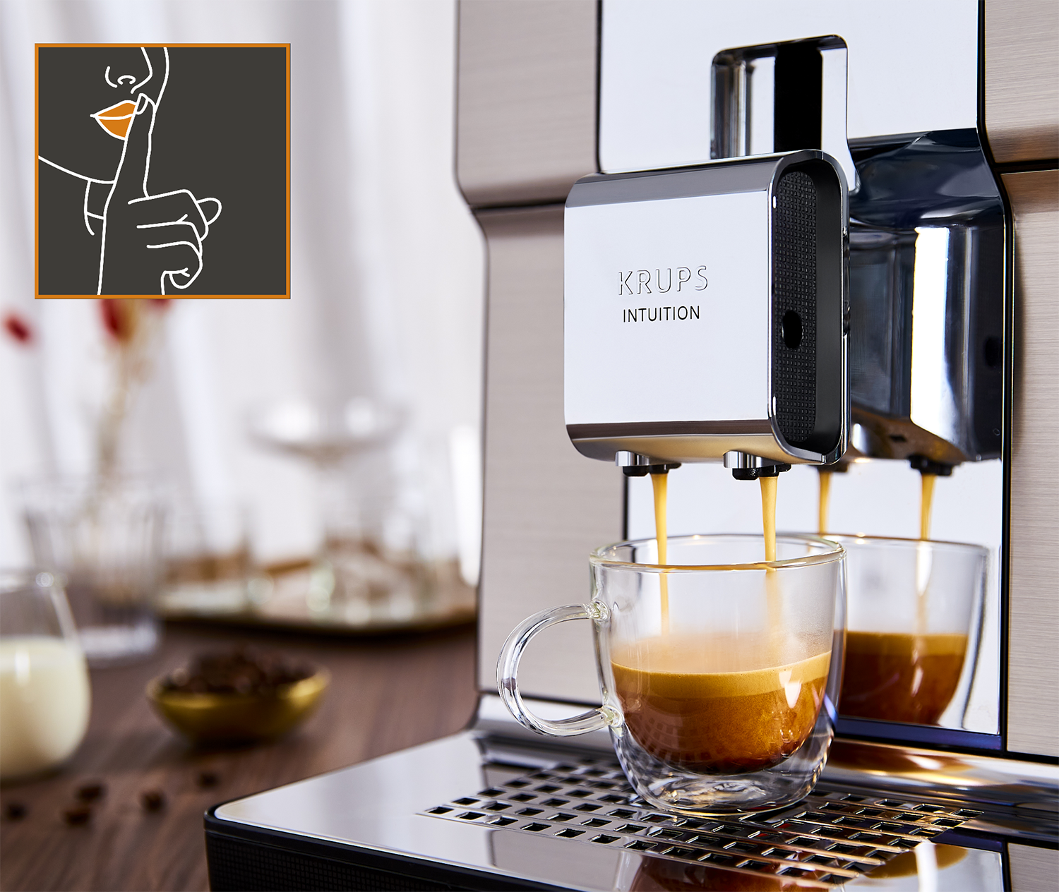 Koffiezetapparaat giet koffie in een glazen kopje, met een handgebaar.