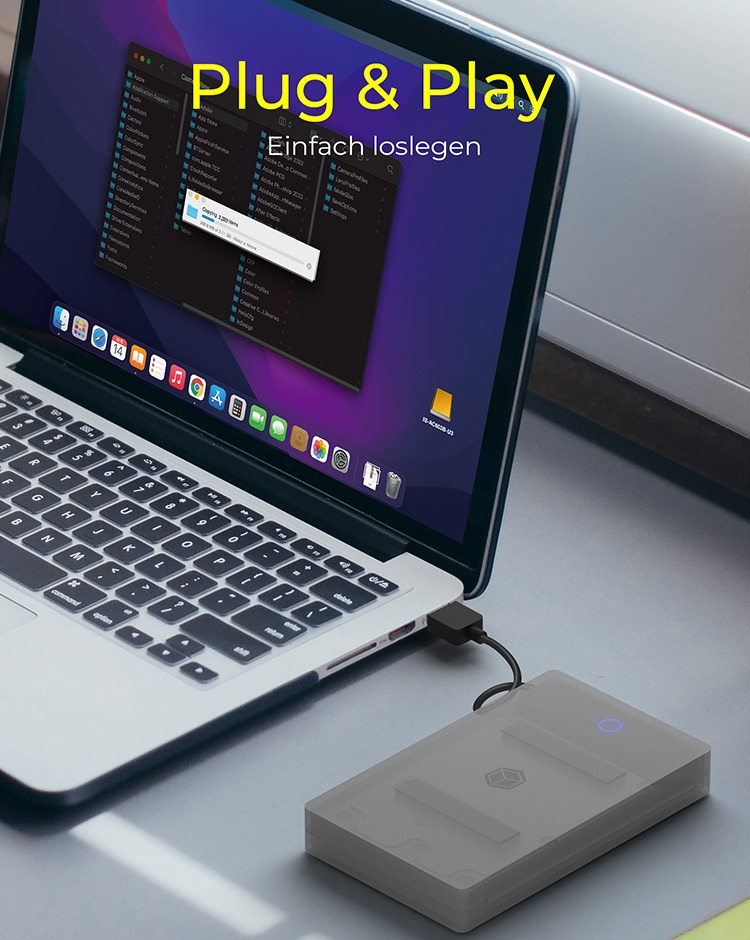 Laptop mit angeschlossener externer Festplatte, zeigt Dateien. Text 'Plug & Play'.