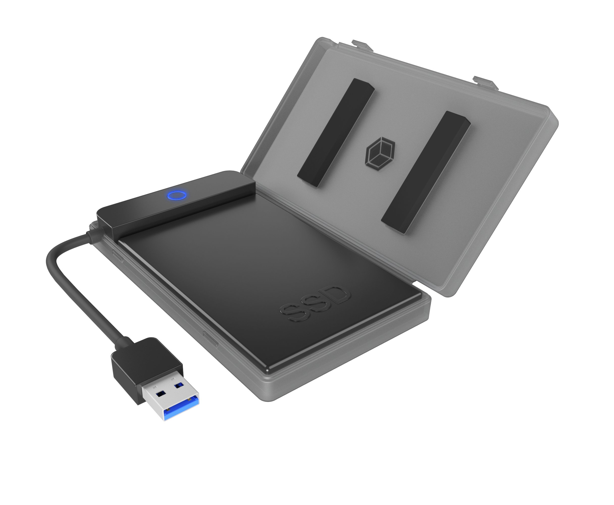 Schwarze SSD in offenem grauen Gehäuse mit USB-Kabel. Blaues Licht oben. Schwarzer HG.