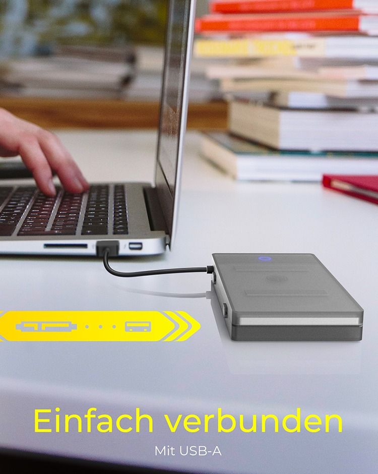 Laptop über ein USB-Kabel mit einem Datenspeichergerät verbunden.