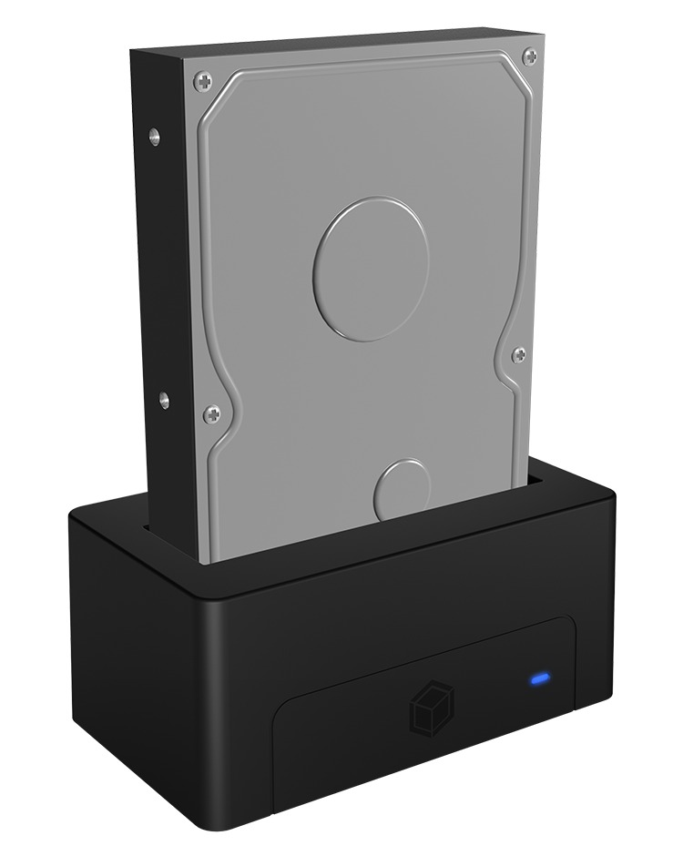 Schwarze Festplatten-Dockingstation mit eingesetzter Festplatte. Weißer Hintergrund.