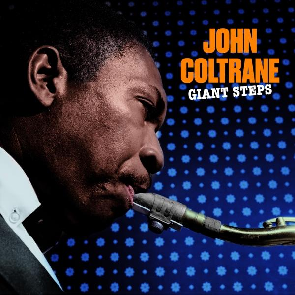 John Coltrane szaxofonozik, kék pöttyös háttér előtt.