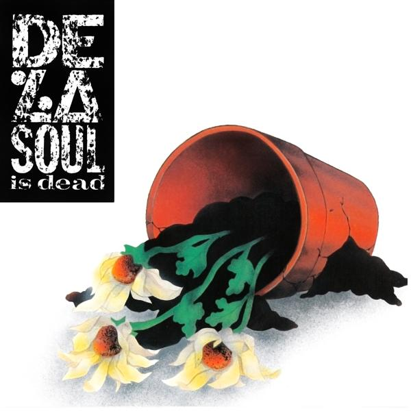 Egy felborult terrakotta cserép földet és virágokat önt ki. Sárga közepű fehér virágok fekszenek a földön. A szöveg: "De La Soul is dead".