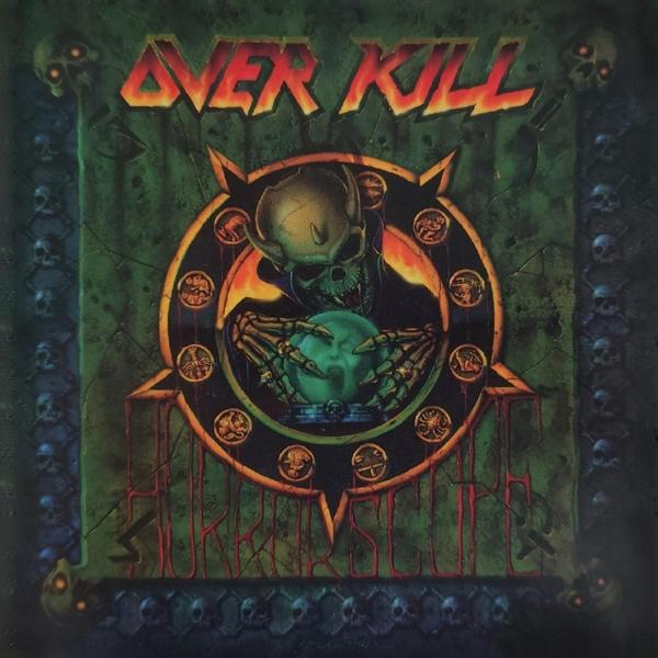 Album borító koponyával, zöld gömbbel és az "OVER KILL" szöveggel. Sötét, textúrált háttér.