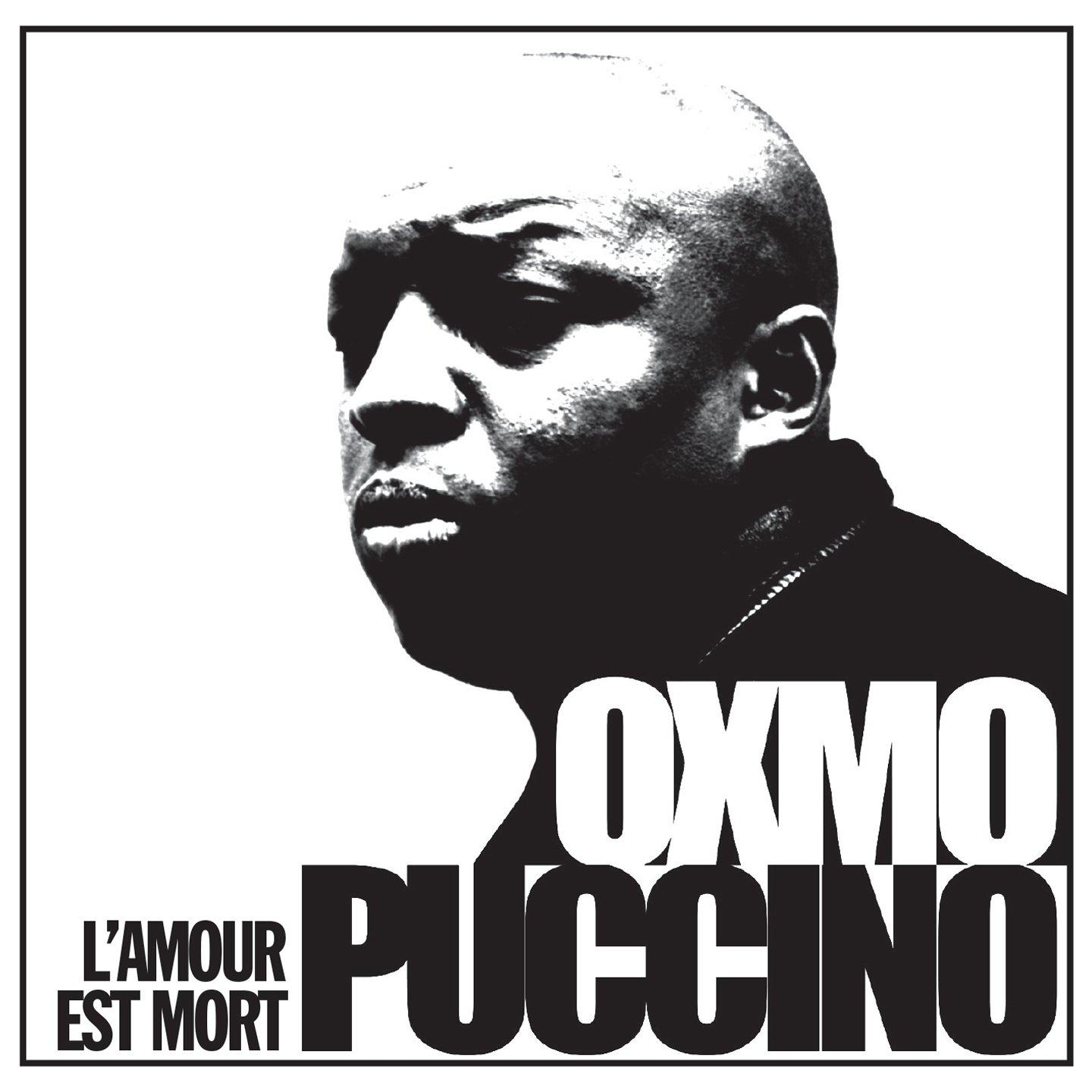 Fekete-fehér album borítója. Kopasz férfi portréja. Szöveg: OXMO PUCCINO, L'AMOUR EST MORT.