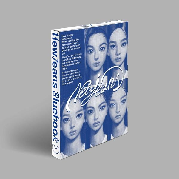 New Jeans 'Bluebook' album borítója. Öt lány arcát ábrázolja. A borító kék, fehér szöveggel.