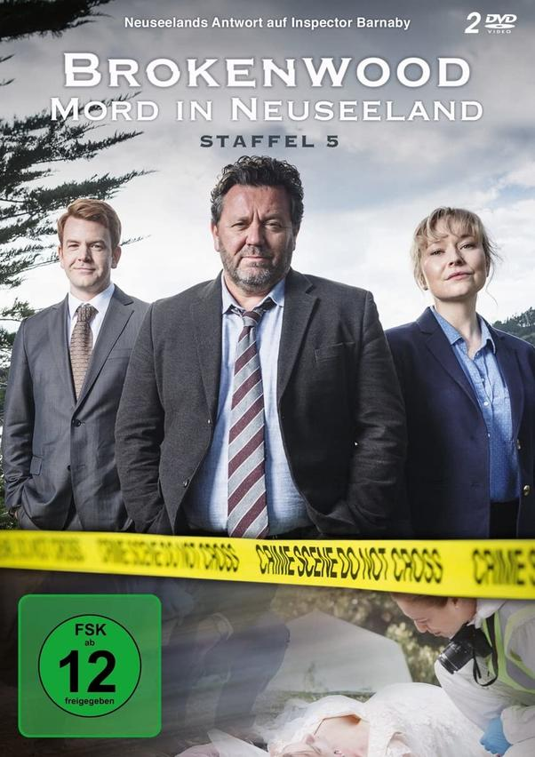 Brokenwood Mysteries DVD-Cover. Drei Detektive stehen mit einem Tatort im Hintergrund.