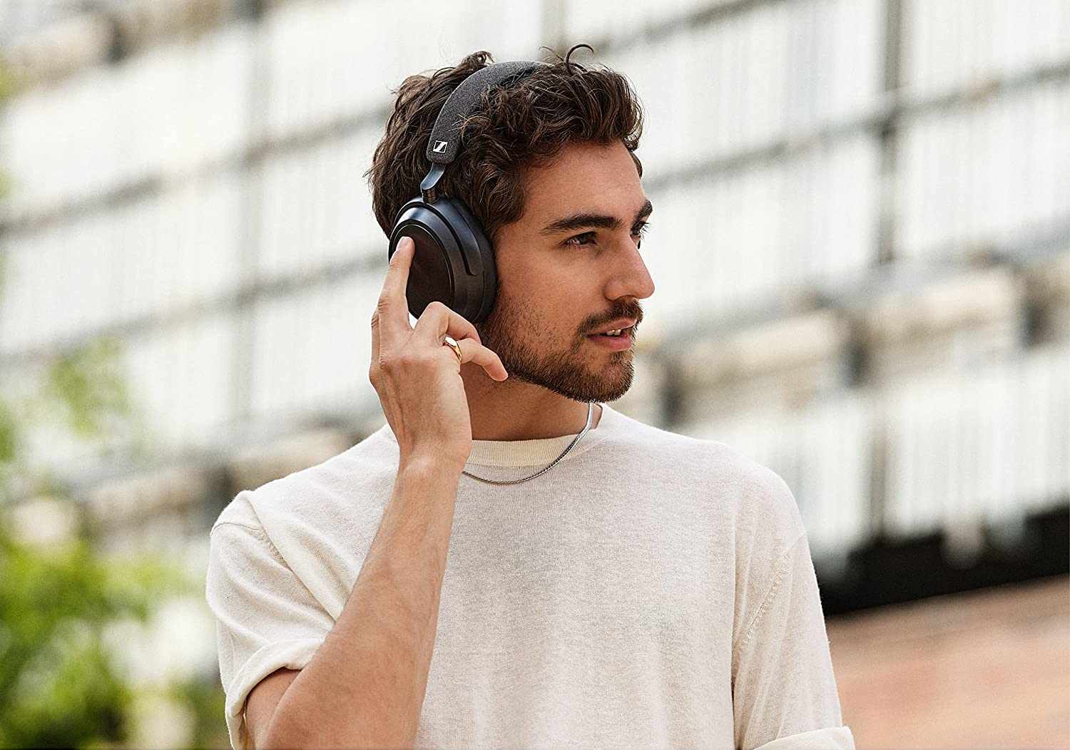 Un homme portant un casque, regardant ailleurs, avec un arrière-plan extérieur.